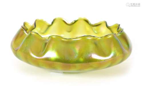 AN EARLY 20TH CENTURY GREEN OPALESCENT LOETZ GLASS BOWL