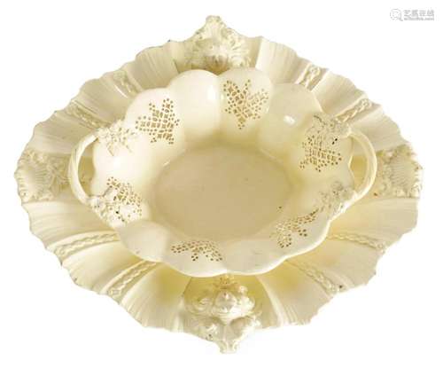 A 19TH CENTURY LEEDS CREAMWARE OVAL DISH