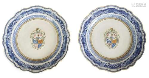 A PAIR OF 18TH CENTURY CHINESE ARMORIAL PLATES