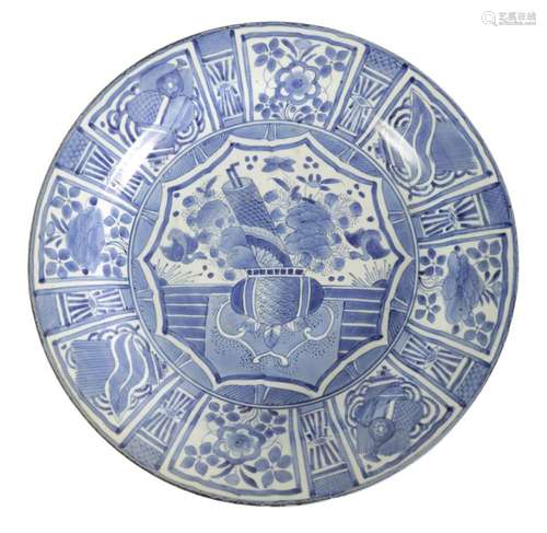 A 17TH CENTURY JAPANESE BLUE AND WHITE CHARGER