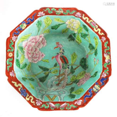 AN EARLY 20TH CENTURY CHINESE FAMILLE ROSE OCTAGONAL PORCELA...