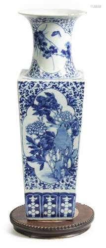 A GOOD 18TH/19TH CENTURY CHINESE BLUE AND WHITE PORCELAIN SQ...