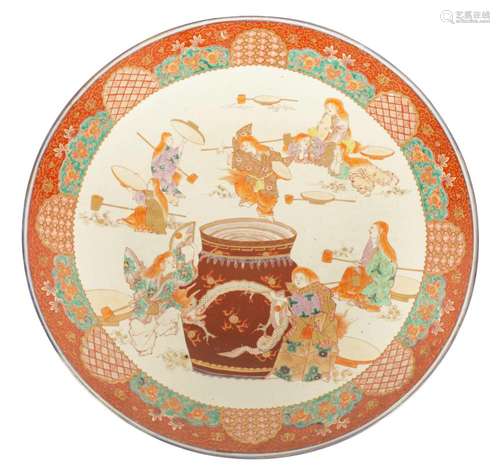 A LARGE JAPANESE IMARI PORCELAIN CHARGER