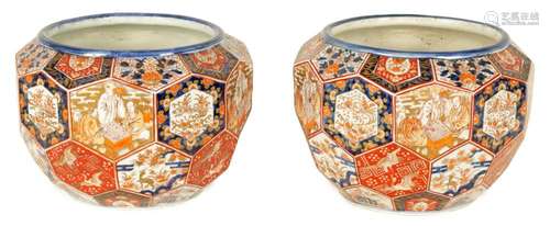 A PAIR OF MEIJI PERIOD JAPANESE PORCELAIN IMARI JARDINIERES