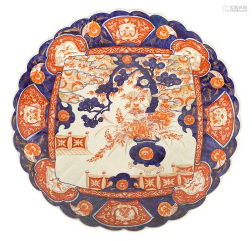 A LARGE JAPANESE MEIJI PERIOD PORCELAIN IMARI CHARGER