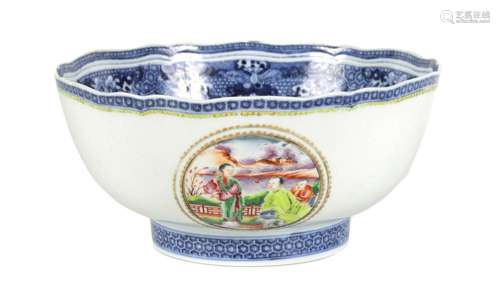 A 19TH CENTURY CHINESE BLUE AND WHITE PORCELAIN BOWL