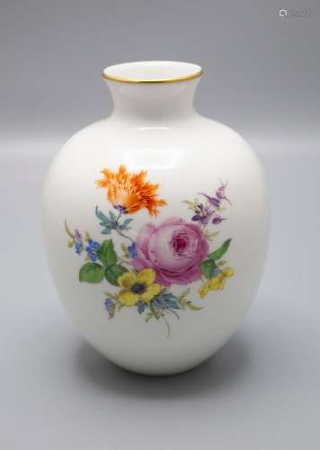 Vase mit Blumenmalerei / A vase with a bouquet of flowers, M...