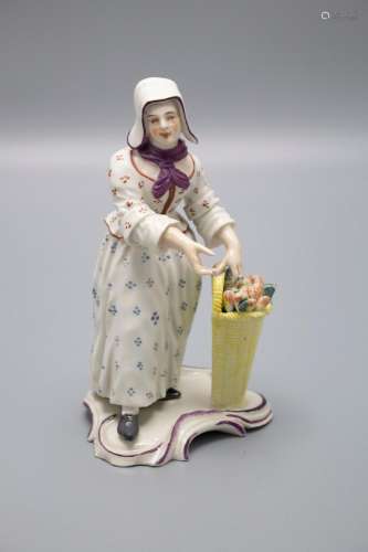 Porzellanfigur 'Bäuerin mit Birnenkorb' / A porcelain figure...