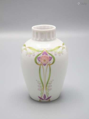 Vase mit Jugendstildekor / A vase with fine Art Nouveau lili...