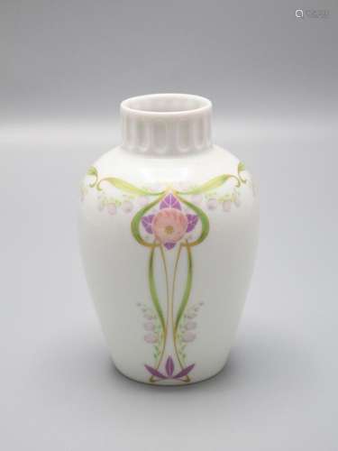 Vase mit Jugendstildekor / A vase with fine Art Nouveau lili...