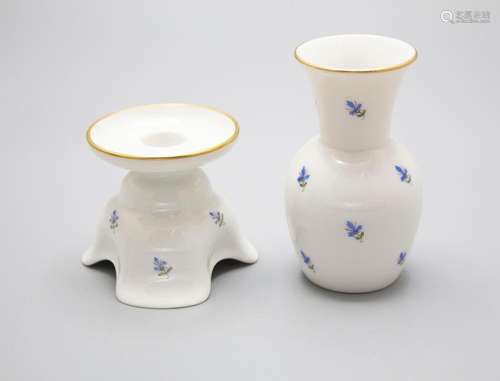 Vase und Kerzenhalter mit Kornblumen / A vase and a candleho...