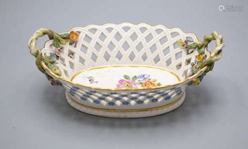 Zierschale mit aufgelegten Blüten / A decorative bowl with e...