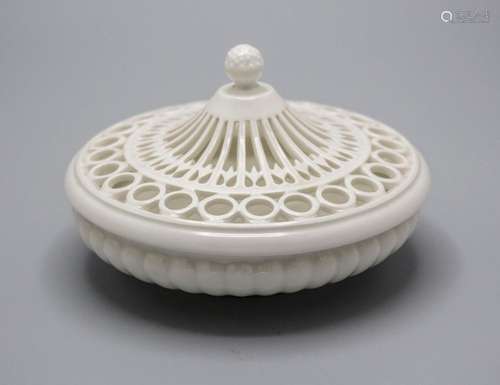 Potpourri-Deckeldose / A lidded potpourri box, KPM Berlin, 1...