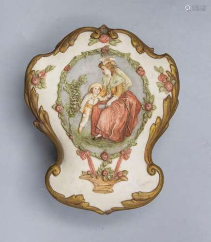 Deckeldose mit Reliefdekor / A lidded bisquit porcelain box ...