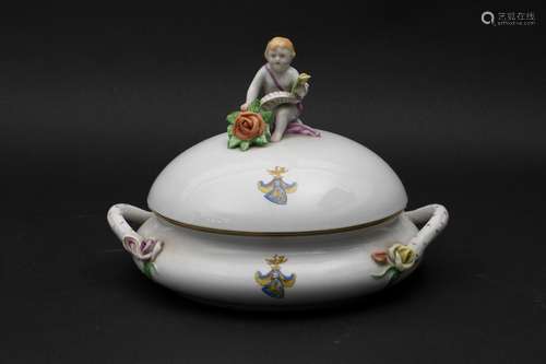 Deckelterrine mit Adelswappen / A covered porcelain tureen w...