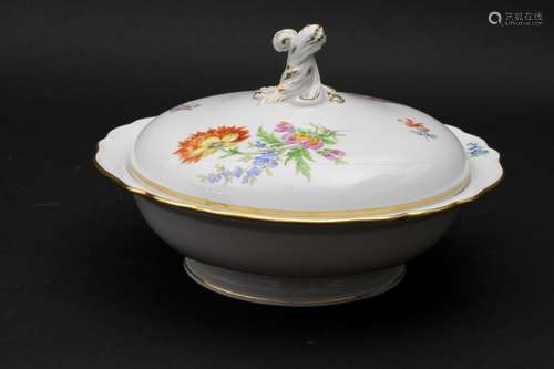 Deckelterrine mit Streublumen / A lidded tureen with scatter...