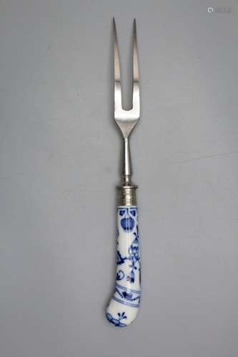 Vorlegegabel mit Zwiebelmuster / A serving fork with Onion p...