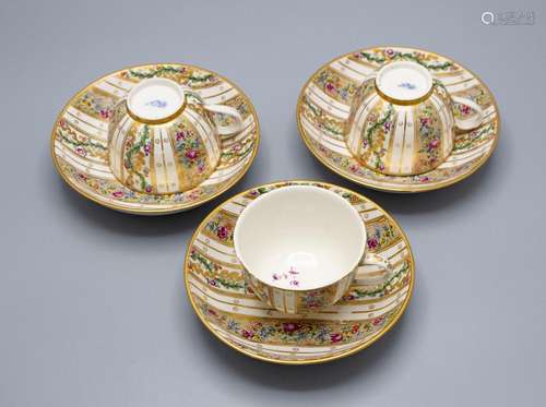 Drei Tassen mit Untertassen / A set of three cups with sauce...