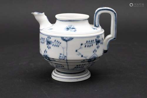 Teekanne / A porcelain teapot, Frankenthal, 1786