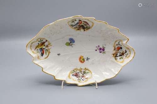 Meissen Blattschale mit Vogelmalerei / A leaf shaped bowl wi...