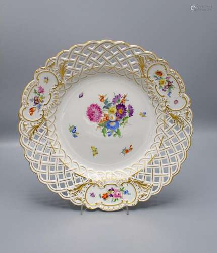 Durchbruchteller mit Streublumen / A reticulated plate with ...