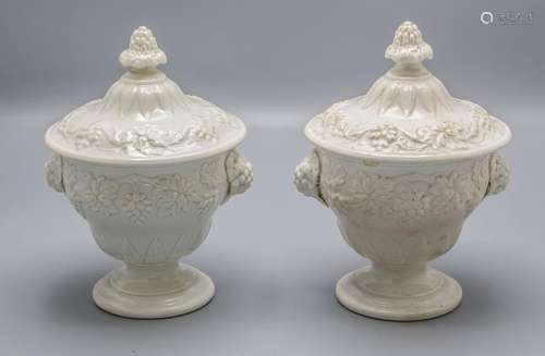 Paar Creamware Fußschalen mit Deckel und Handhaben / A pair ...