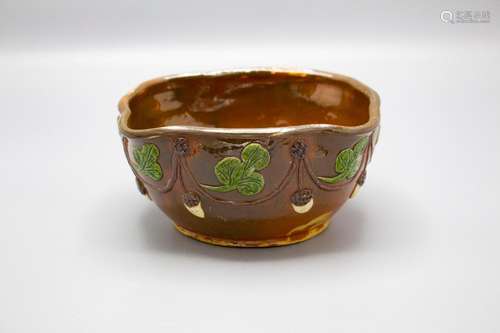 Schale mit Eicheln und Laubdekor / A bowl with acorn and lea...