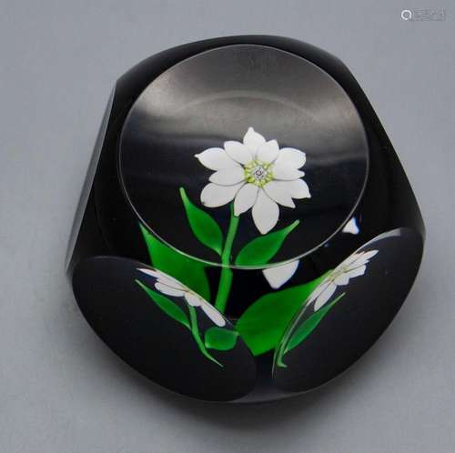 Briefbeschwerer 'Weiße Blume' / A paperweight 'White flower'...