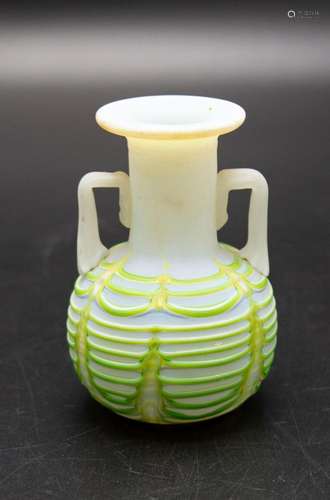 Opake Henkelvase / A handled opac glass vase