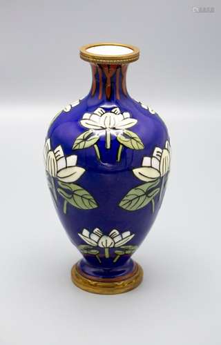 Jugendstil Vase mit Seerosen und Bronzemontur / An Art Nouve...