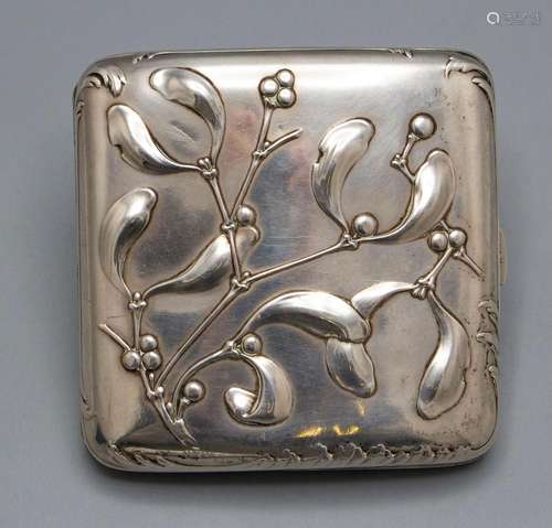 Jugendstil Zigarettenetui mit Misteldekor / An Art Nouveau s...