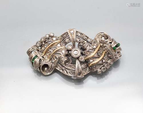 Brosche mit Diamanten und Smaragden / A gold brooch with dia...