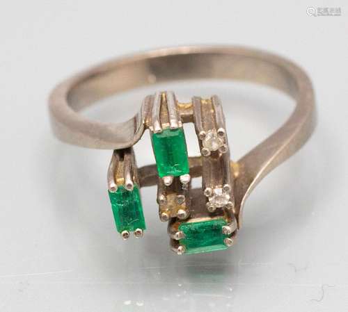 Damenring mit Diamanten und Smaragden / A ladies 18 ct gold ...