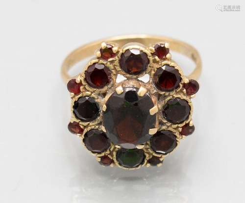 Damenring mit Granaten / A ladies 9 ct gold ring with garnet...