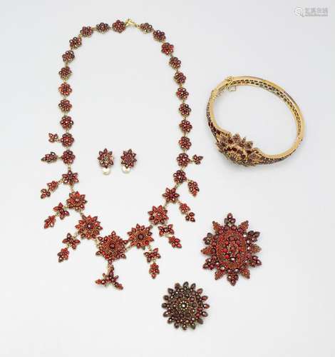 Set Granatschmuck / A 5-piece set of garnet jewellery