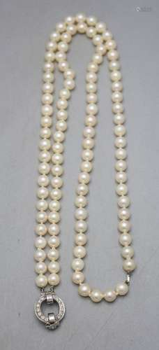 Perlenkette / A pearl necklace