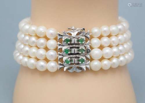 Perlenarmband / A bracelet with pearls with a 14 ct gold cla...