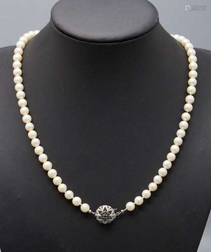 Perlenkette / A pearl necklace with a 14 ct gold clasp with ...