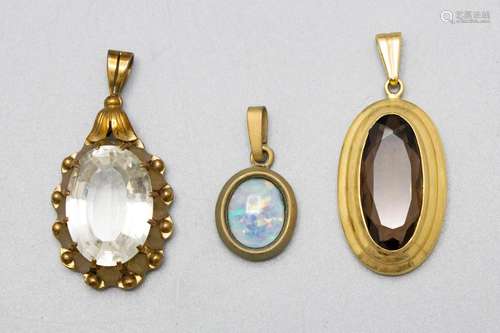 3 Anhänger / 3 gold pendants with opal, topaz and rock cryst...