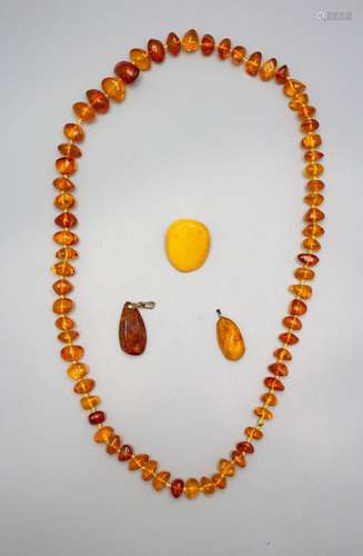 Konvolut Bernsteinschmuck / A set of amber jewellery