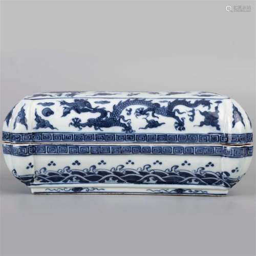 Blue and white dragon-patterned box with the mark of Da Ming...