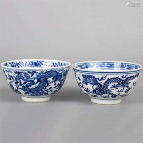 A pair of blue and white dragon pattern bowls made of Kangxi...