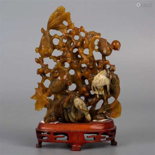 AN AGATE CARVED GOLDFISH MOUNTAIN STONE STATUE, QING DYNASTY