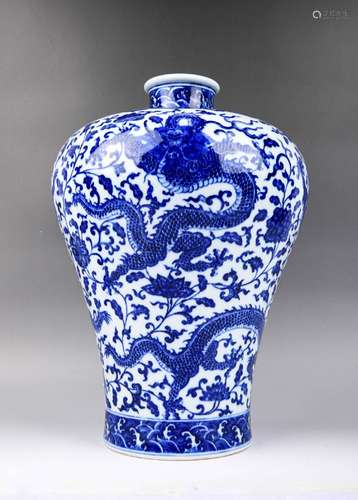 A BLUE AND WHITE 'DARGON' VASE.MEIPING.MARK OF QIANLONG