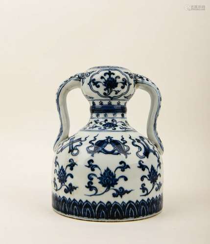 A BLUE AND WHITE VASE.JUN