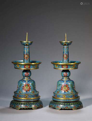 A PAIR OF CLOISONNE ENAMEL BRONZE CANDLESTICKERS.MARK OF QIA...