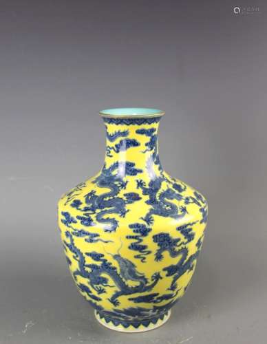 A YELLOW-GROUND BLUE AND WHITE VASE.MARK OF QIANLONG