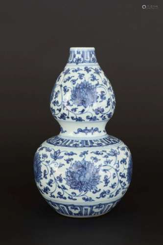 A BLUE AND WHITE DOUBLE-GROURD VASE