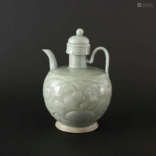 A YUEYAO-GLAZED WINEPOT AND COVER