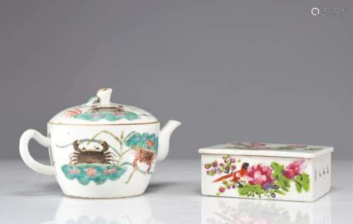 BOX AND TEAPOT IN FAMILLE ROSE PORCELAIN CIRCA 1900